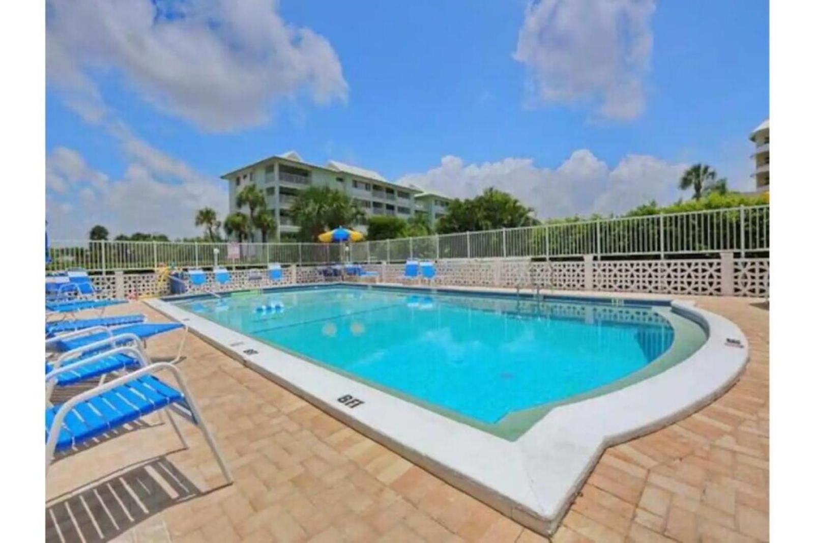 Beachfront Getaway In Siesta Key Exterior photo